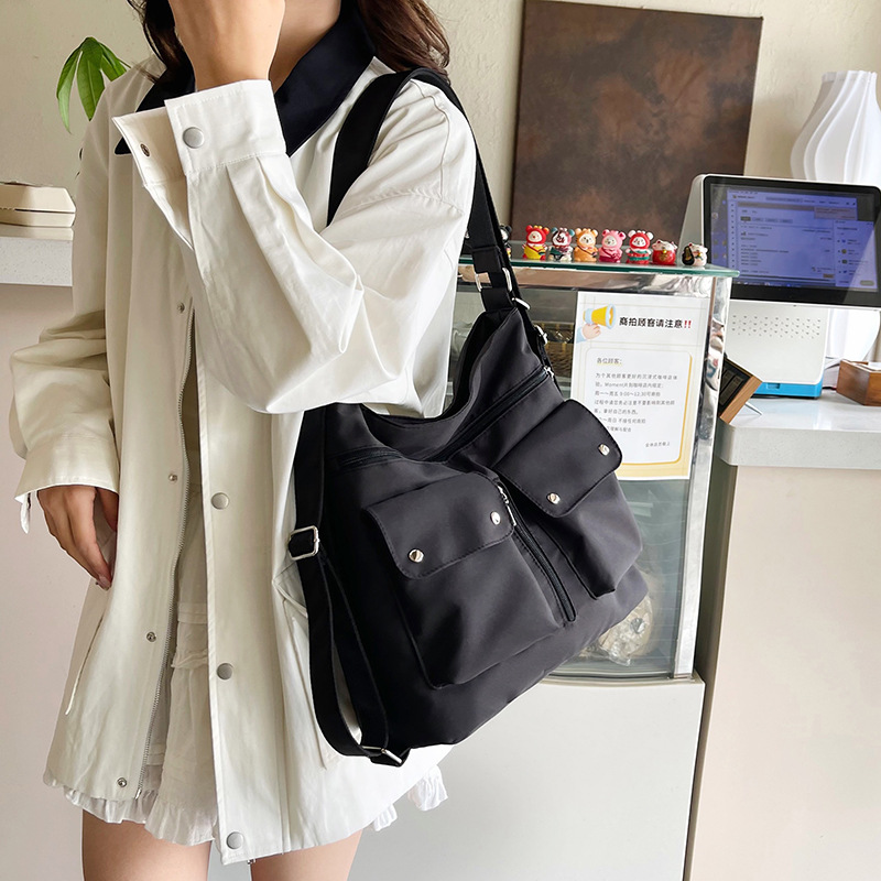This is a new lightweight and casual single-shoulder bag with a large capacity of water-resistant nylon fabric. It is a simple, fashionable and versatile crossbody bag for women details Picture