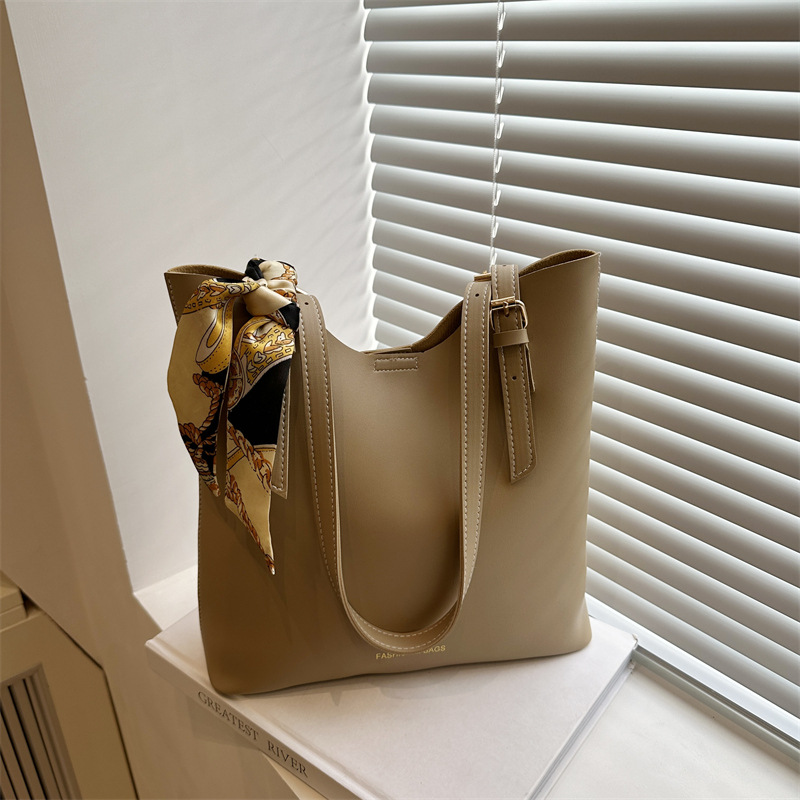 High-end silk scarf handbag 2025 Cross-border new style versatile ins single-shoulder underarm bag Retro commuter tote bag full figure