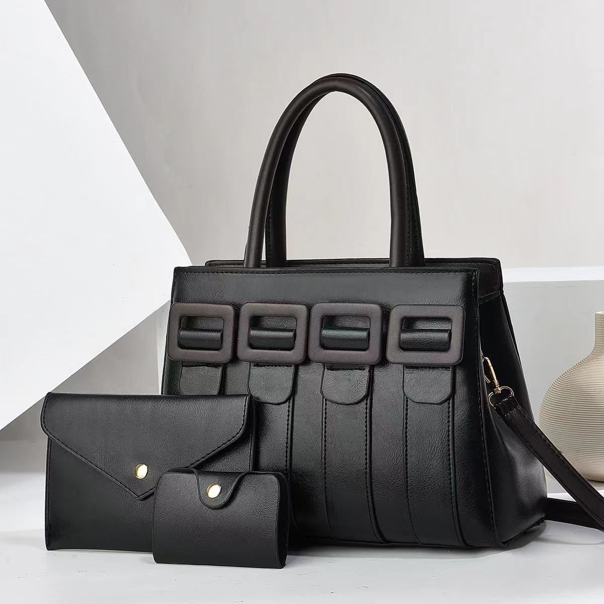 A new large-capacity single-shoulder bag with a strong sense of design, suitable for cross-border use. It's a trendy and elegant three-piece set of patchwork mother and child bags full figure
