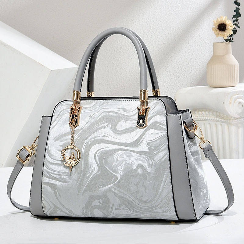 New cross-border printed large bag for spring and summer women, a gift for middle-aged mothers, a large-capacity commuting handbag for women Application Scenario