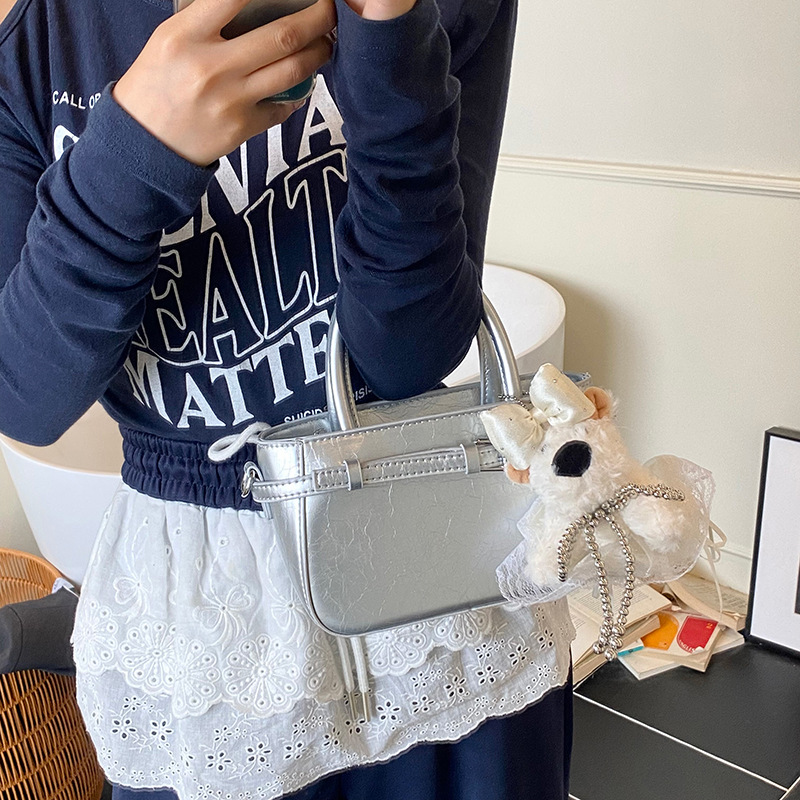A retro and high-end hand-held small square bag for women in the summer of 2025, a fashionable and stylish solid color single-shoulder crossbody bag for commuting details Picture