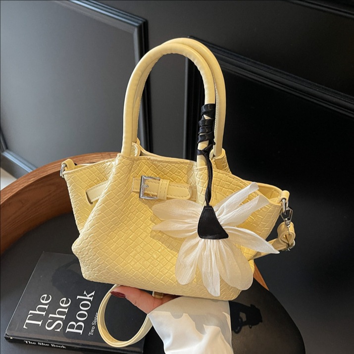 This is a new, stylish and versatile single-shoulder crossbody bag for women in 2025, exuding a sense of elegance and sophistication full figure