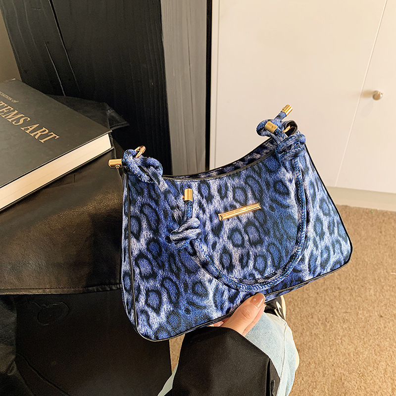 The leopard print large-capacity underarm bag is popular in autumn and winter. It's a new 2024 casual and commuting single-shoulder bag for women full figure