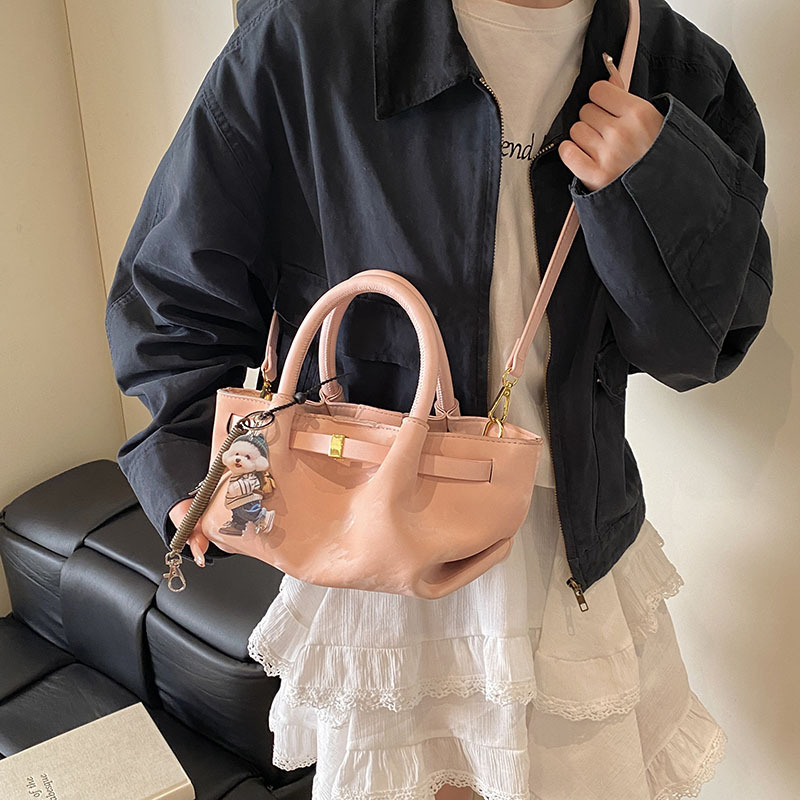 A stylish and casual hand-held bucket bag with a drawstring opening, a new retro matte single-shoulder bag, a high-end and versatile underarm bag Application Scenario