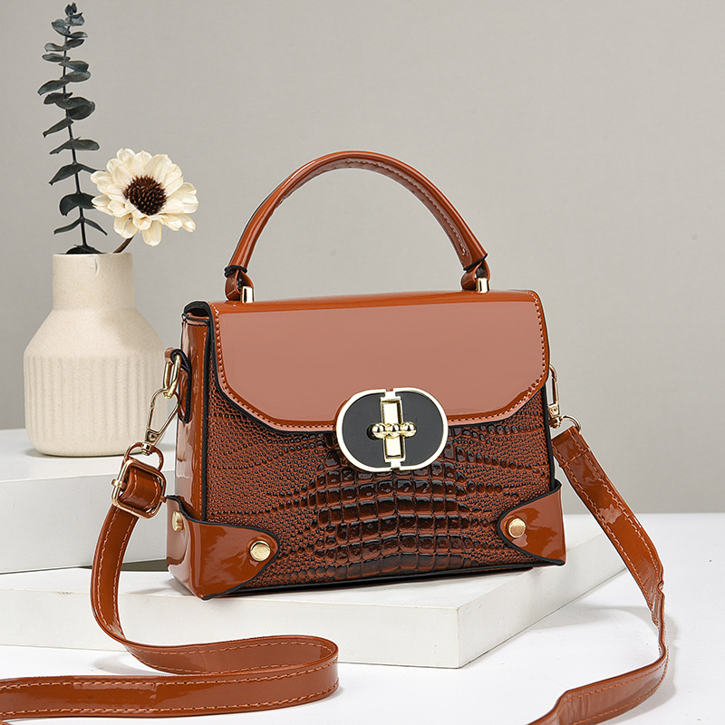The 2024 new Korean-style solid-color small square bag is a popular hand-held, fresh and simple single-shoulder bag with a checkered pattern and a versatile look Specification drawing
