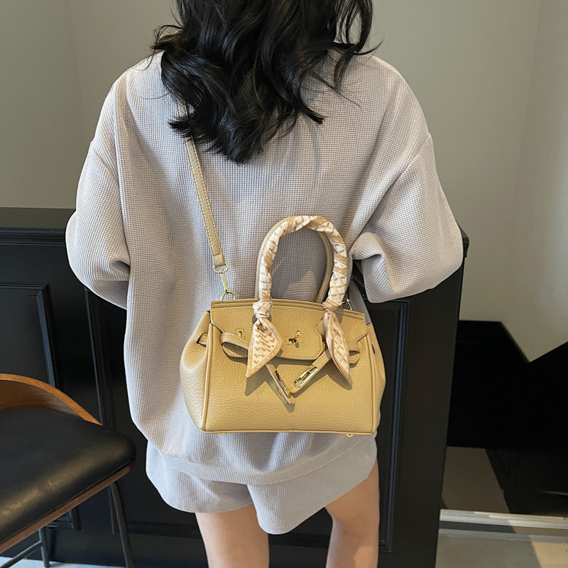 Cross-border 2025 New high-end commuter Kelly bag, women's fashionable silk scarf, popular and versatile single-shoulder crossbody bag Application Scenario