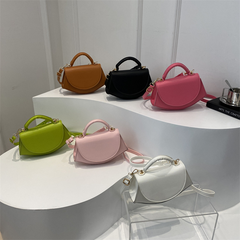 Stylish, stylish, simple and casual single-shoulder bag for Spring/Summer 2024, solid color fashionable hand-held crossbody bag Application Scenario