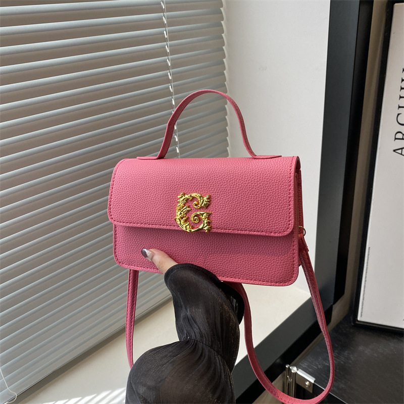 This year, cross-border quality small bags are popular in women's fashion. They are fresh and versatile crossbody bags and small square handbags for commuting full figure