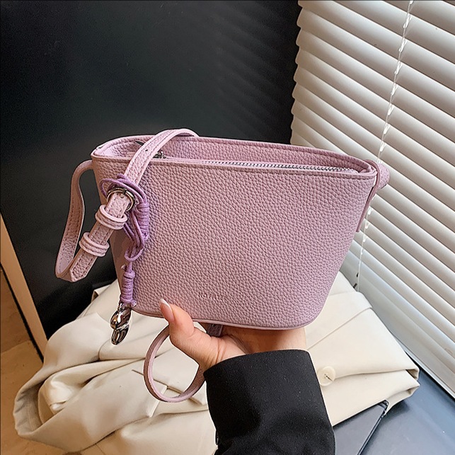 The 2025 summer new super popular lychee pattern bucket bag is a high-end, light luxury and niche design single-shoulder crossbody bag for women full figure