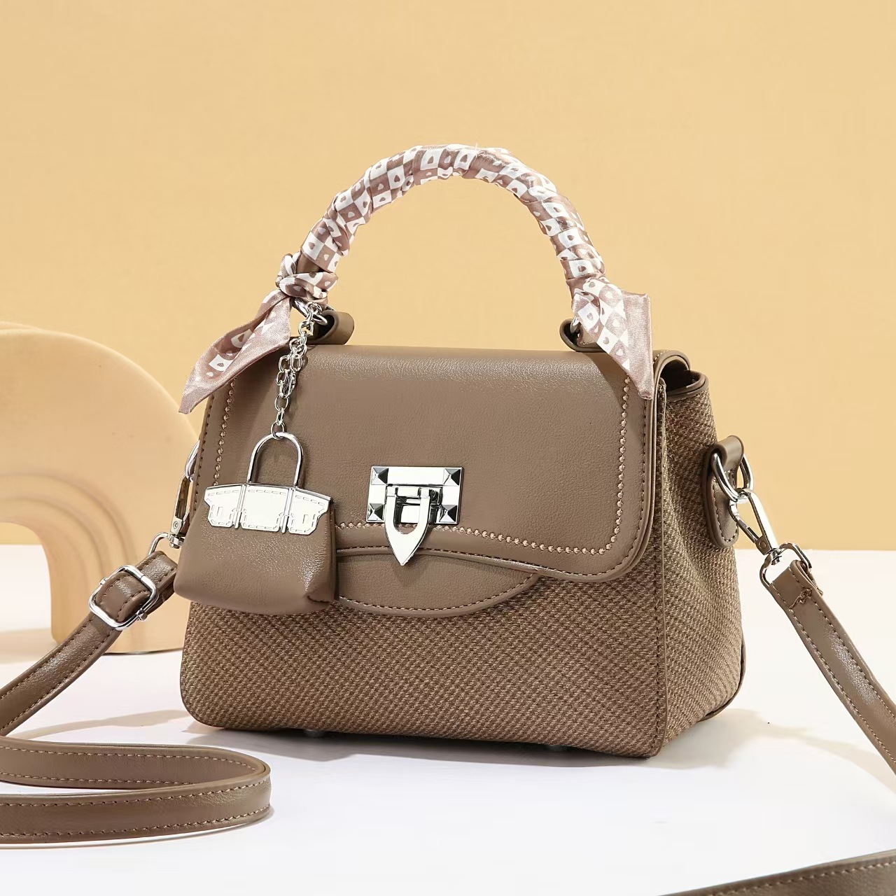The manufacturer's new Korean version versatile and simple single-shoulder crossbody bag for summer 2025, a small summer bag for women's export Application Scenario