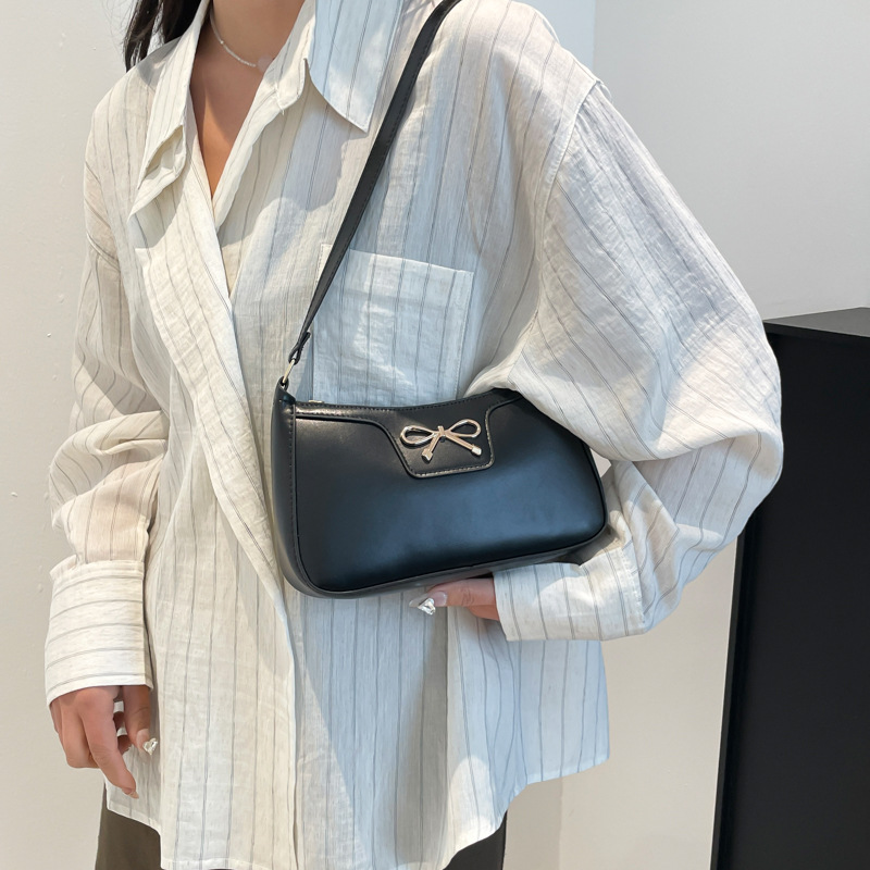 Trendy and versatile underarm bag for women 2025, a new cross-border fashion hand-held shoulder bag, a stylish crossbody bag for women Specification drawing