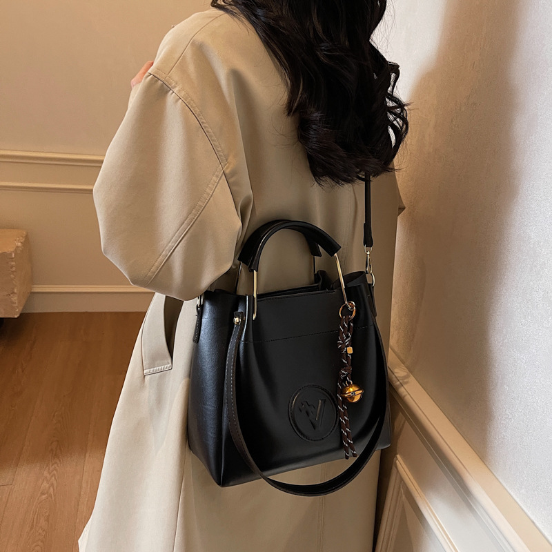 High-end retro handbag for women, 2025 new trendy single-shoulder bag, large-capacity tote bag, crossbody bag Application Scenario