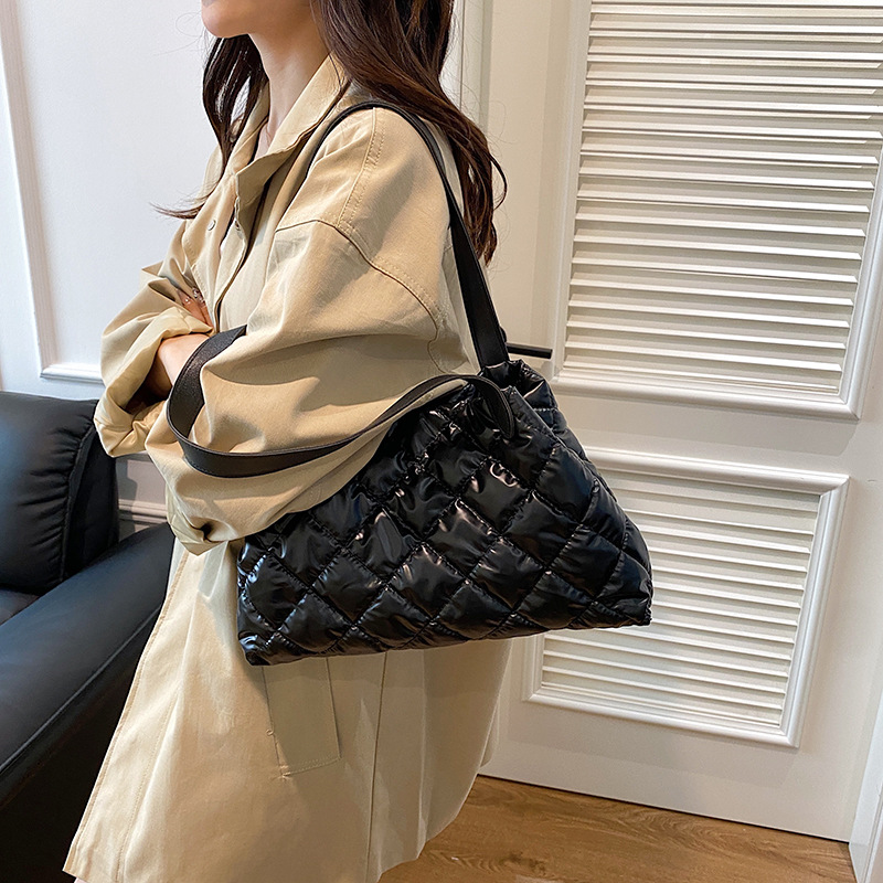 European and American style shiny cotton jacket bag, fashionable embroidered thread diamond-shaped large-capacity bubble women's bag, casual and stylish single-shoulder tote bag details Picture