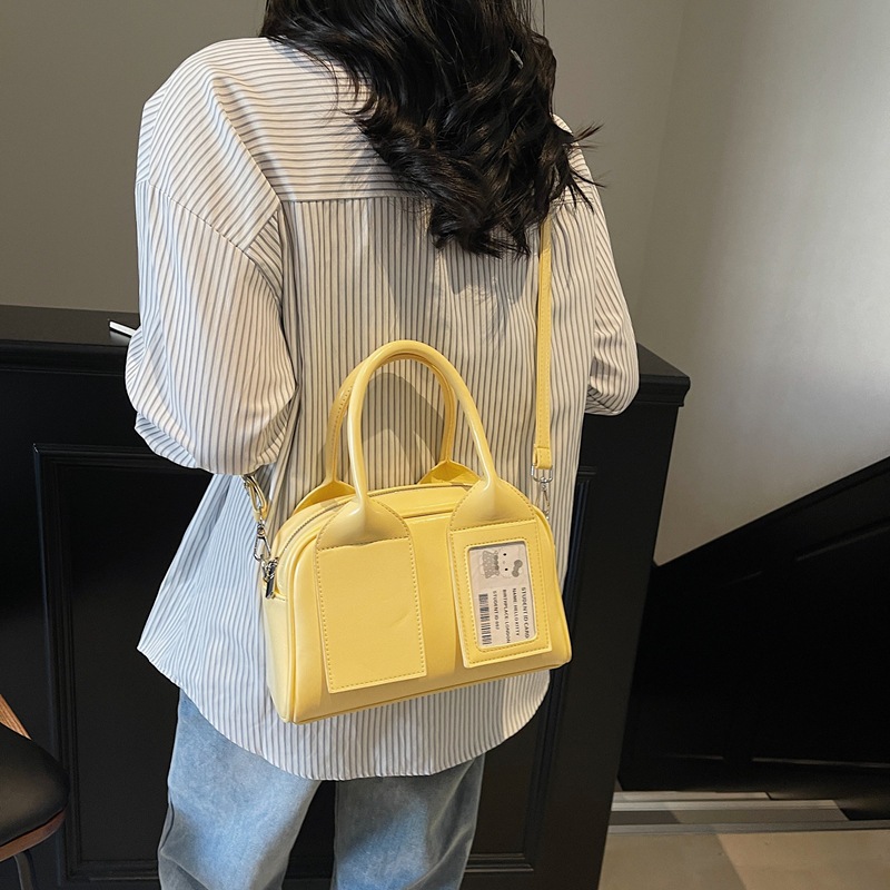 Korean retro hand-held pillow bag for women 2025 new style, niche design, fashionable and stylish casual single-shoulder crossbody bag Application Scenario