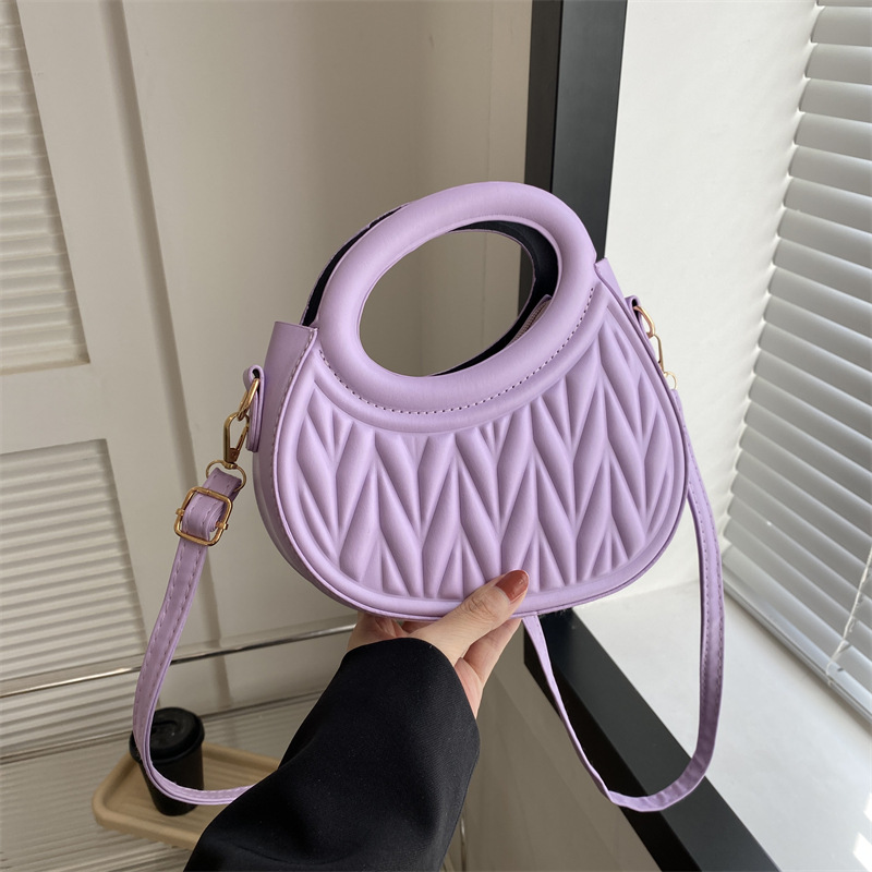 The new 2024 cross-border pleated bag for women features a stylish and high-quality crescent-shaped bag, paired with a niche hand-held shoulder bag full figure