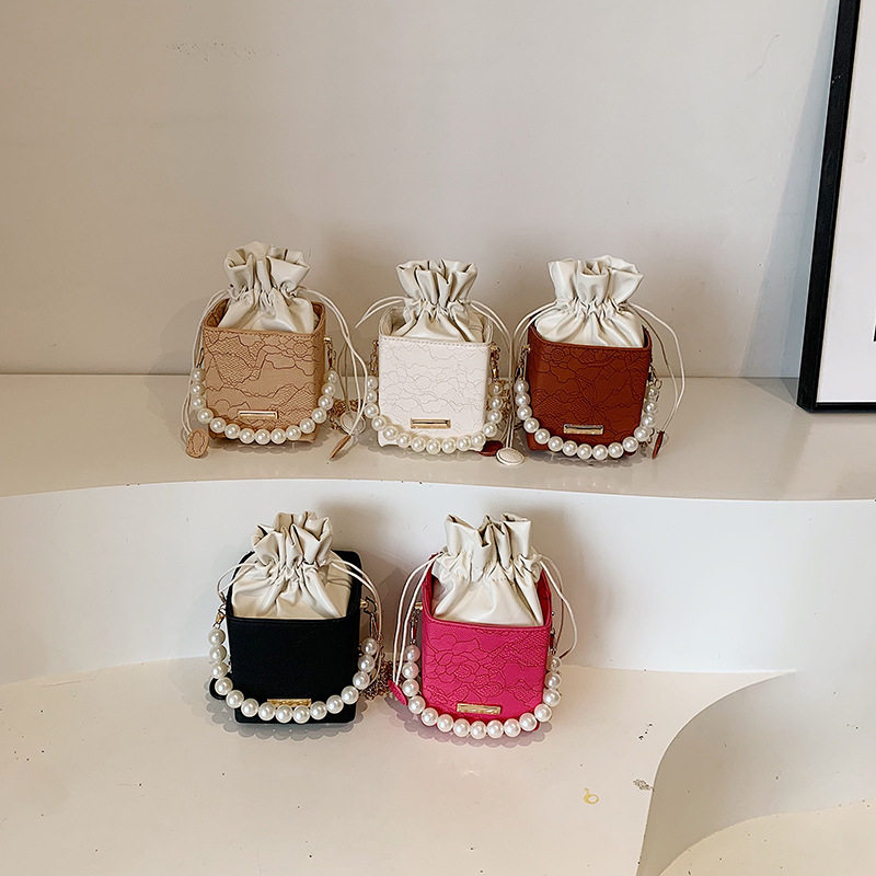 A new 2024 autumn/winter collection of high-end and niche small bags and box bags, featuring a chain texture and pearl, is a versatile single-shoulder crossbody bag Application Scenario