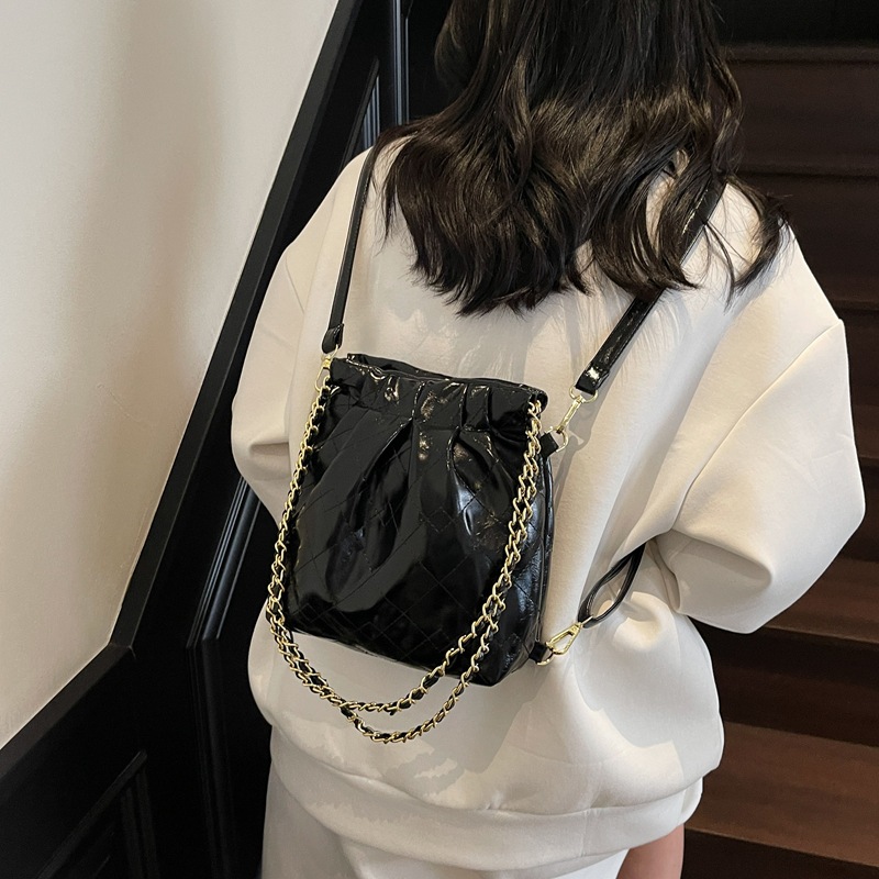 A light luxury high-end pleated and simple diamond-shaped chain versatile backpack for women, a new fashion single-shoulder crossbody bag for 2025 details Picture