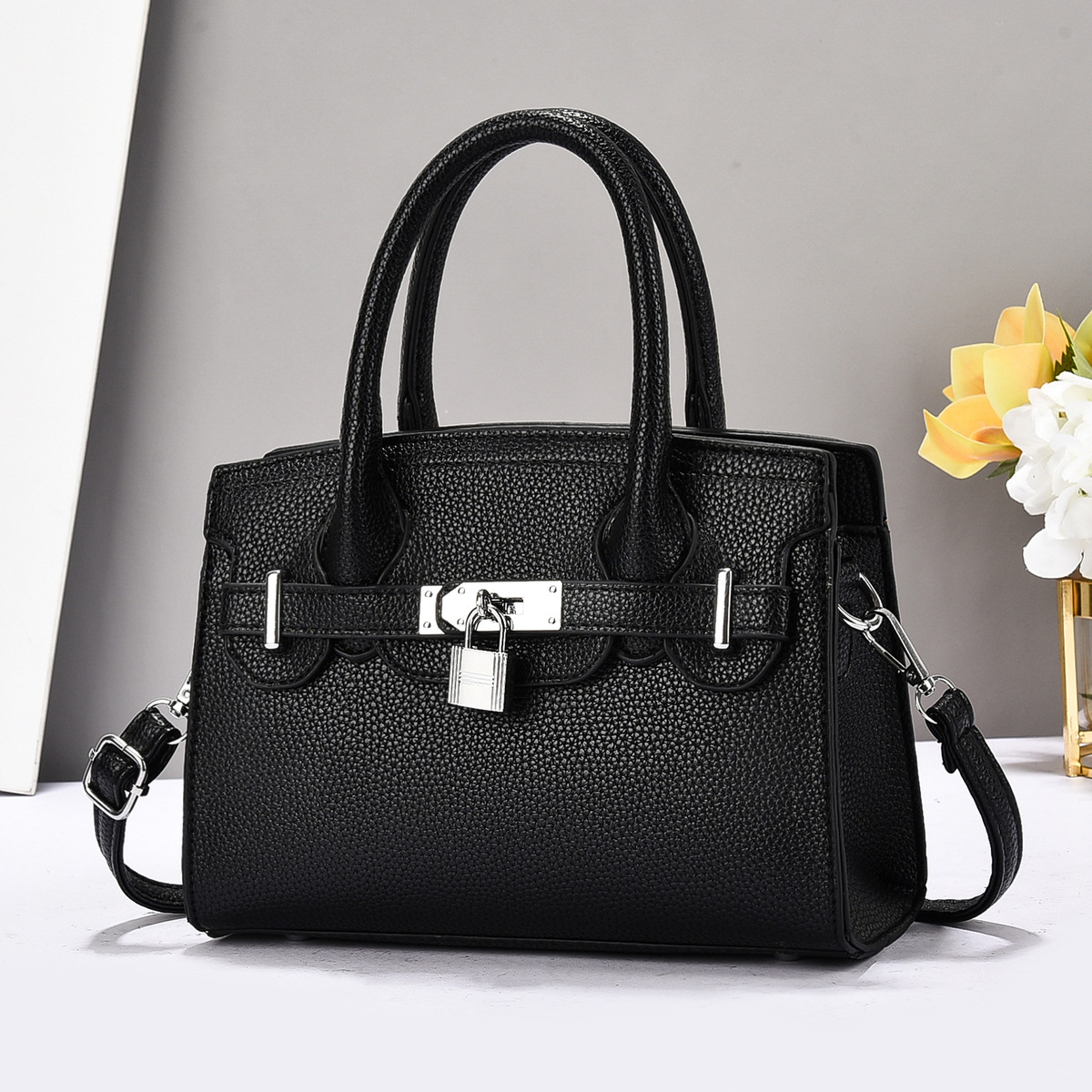 Ladies' bag 2025 New style small lock pendant fashionable handbag, elegant for commuting, single-shoulder crossbody bag full figure