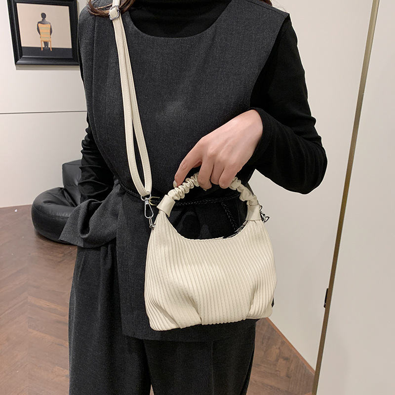 French niche crossbody bag for women 2024 new style, fashionable and versatile, bill of lading shoulder bag, high-end commuting underarm bag Application Scenario