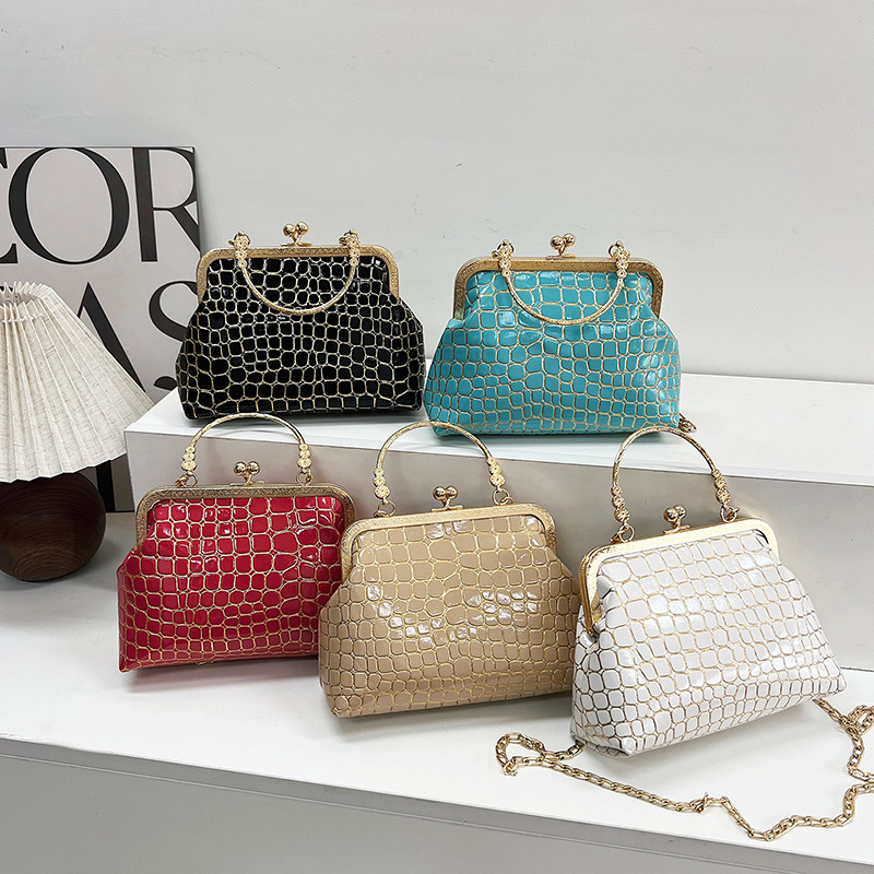 This is a rare and high-quality handbag for women. It features a new style of fashionable lapel bag with crocodile pattern chain and is a single-shoulder crossbody bag Application Scenario
