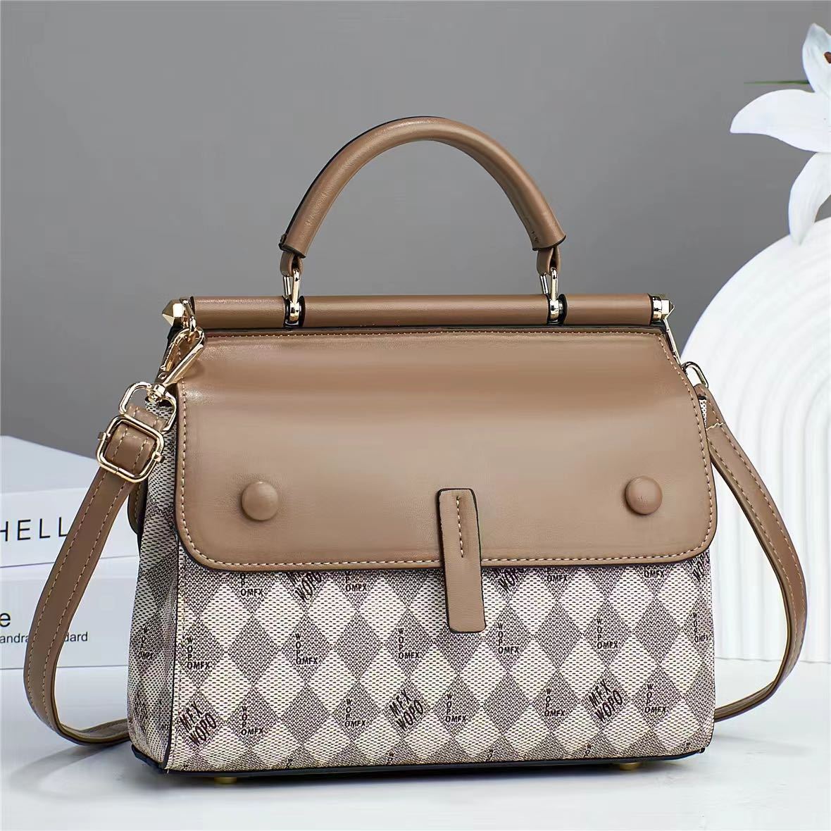High-end texture printed handbag, women's bag, 2023 new style, niche, fashionable and elegant single-shoulder bag, personalized crossbody bag details Picture