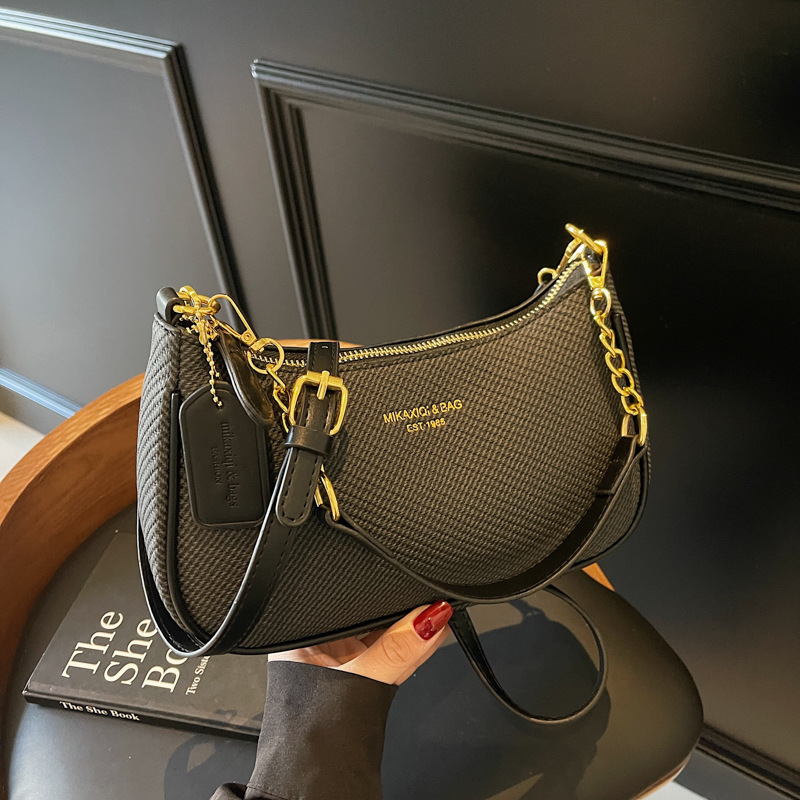 A stylish Korean-style casual and versatile small square bag, a new single-shoulder crossbody bag in 2025, exuding a sense of high-end elegance and a light luxury underarm bag full figure