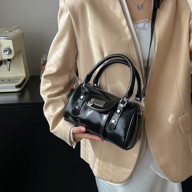 The new retro and fashionable single-shoulder underarm bag and casual crossbody bag from the niche soft leather hand-held Boston bag for women in 2025 Specification drawing
