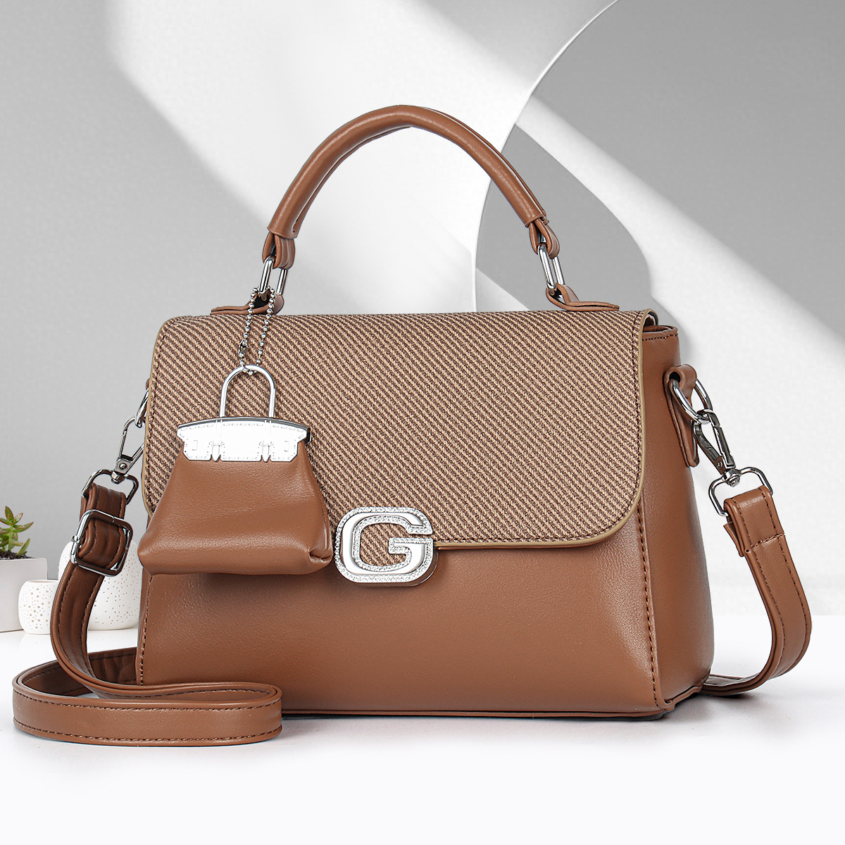 Single-shoulder bag for women, fashionable and trendy European and American style handbag, high-end and niche design, solid color, casual and versatile crossbody bag details Picture