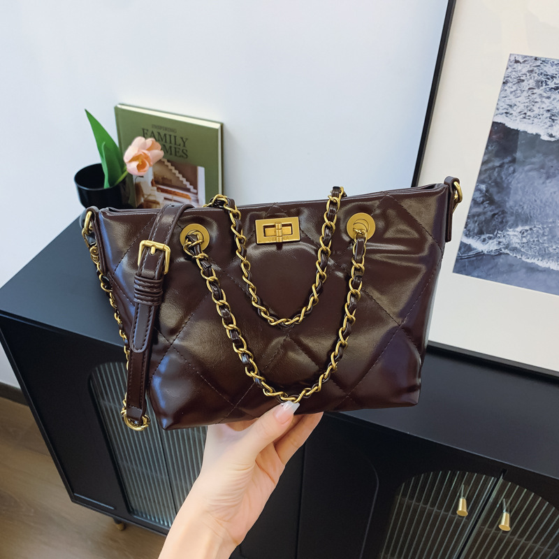 Diamond-shaped chain bag for women, large capacity 2024 new shiny casual crossbody bag, retro niche hand-held bucket bag details Picture