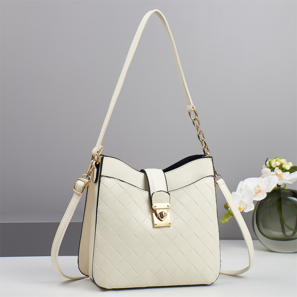 This high-end foreign trade bag for women in 2025 features a niche design woven single-shoulder bag that is casual and versatile with a high-quality crossbody feel full figure