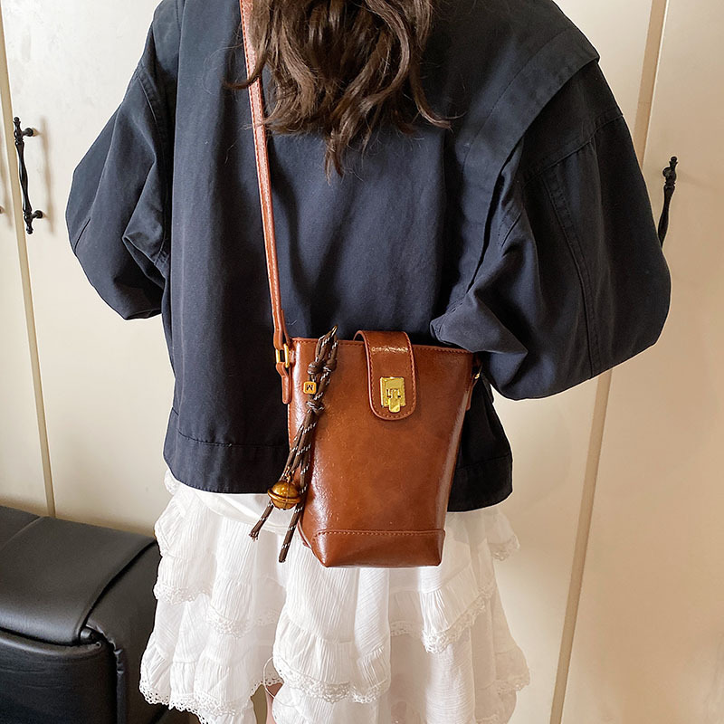 A niche design, fashionable and high-end bucket bag, 2025 new style, simple and versatile single-shoulder bag, casual crossbody bag Application Scenario