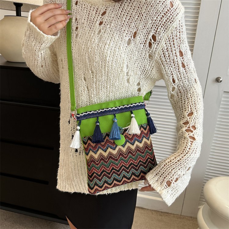 A new Bohemian embroidered tassel crossbody Hanfu bag with ethnic style for women's Spring and Autumn vacation in Yunnan, China Specification drawing