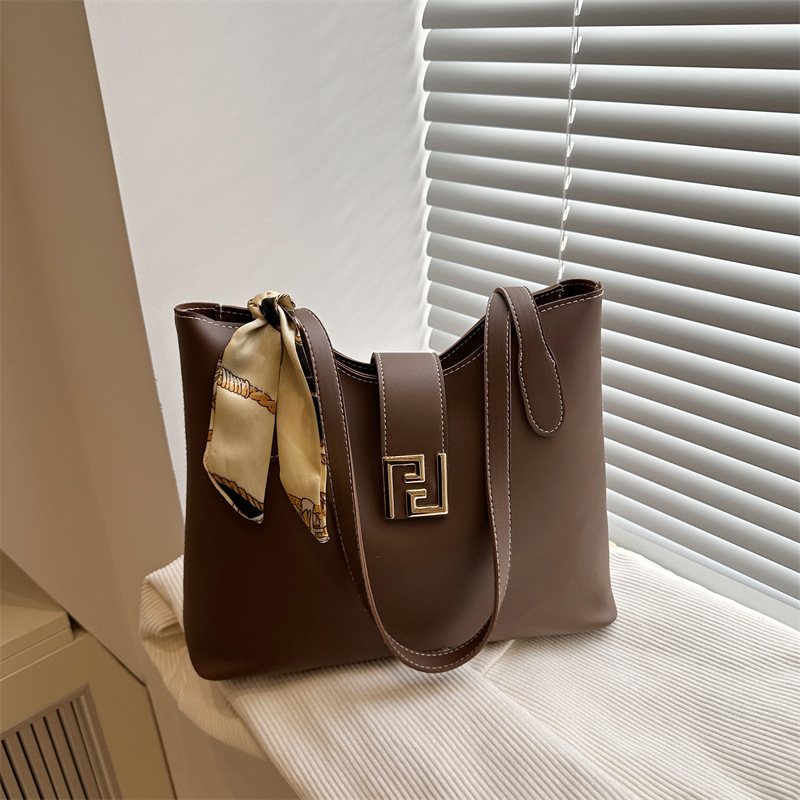 French-style trendy bag, stylish underarm bag for women 2025, new solid color French-style niche hand-held crossbody bag full figure