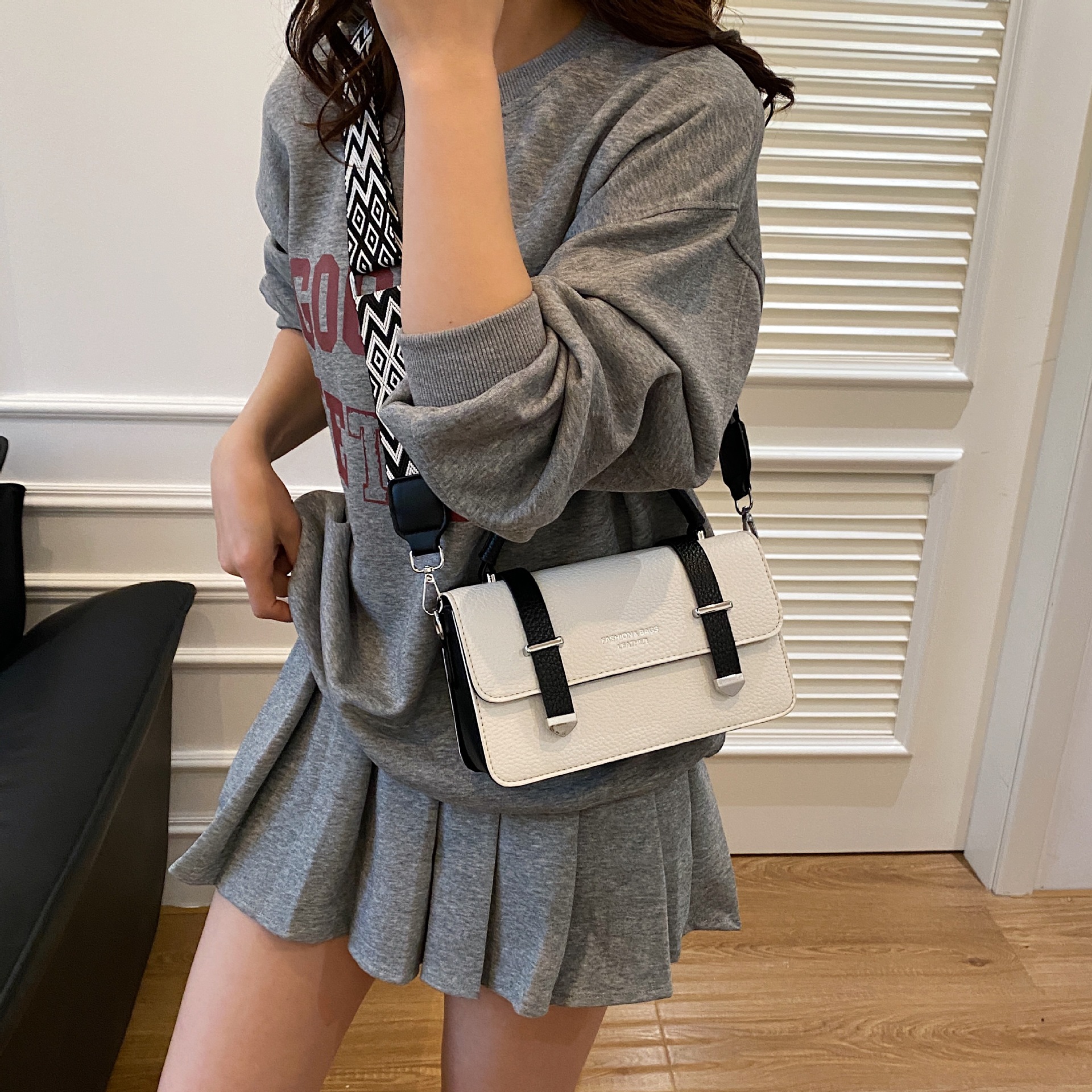 Cross-border niche handbag for women 2025 Summer New trendy texture handbag, versatile and fashionable, single-shoulder crossbody small square bag details Picture