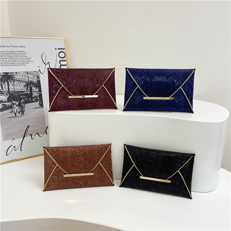 Personalized and creative clutch bag, fashionable snake skin pattern mobile phone bag, fashionable and stylish ins design, contrasting color women's evening bag Application Scenario