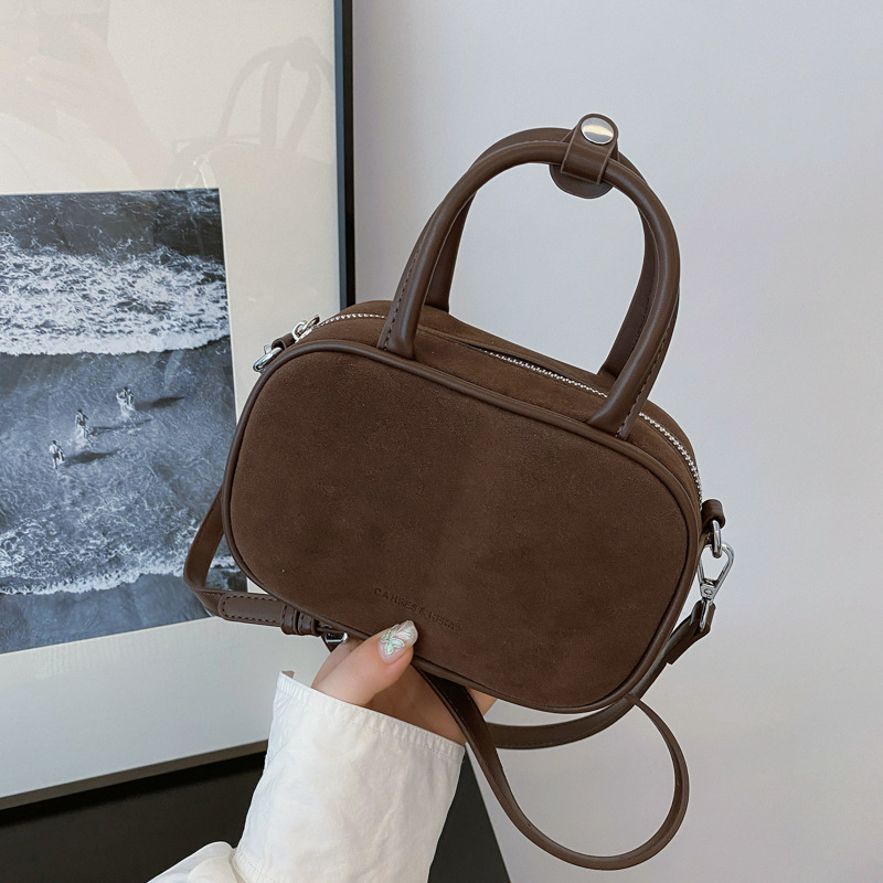 A large-capacity 2024 new style casual, versatile and simple shoulder bag for underarm work and commuting, a high-end crossbody bag details Picture