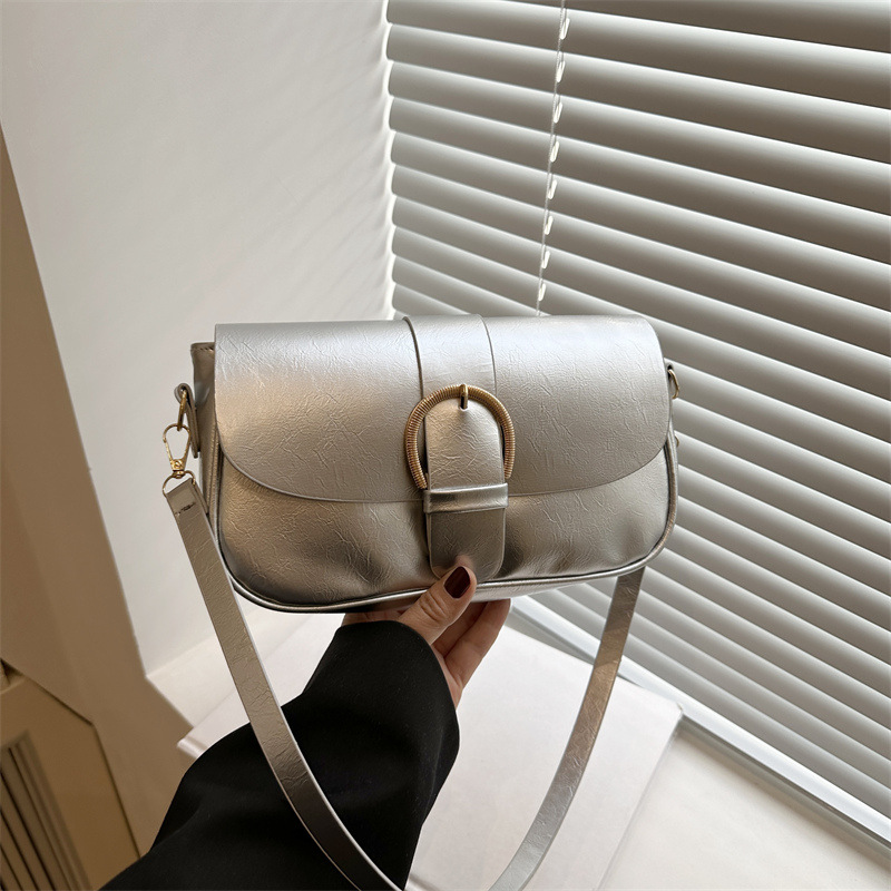 Retro high-end small bag for women, Spring 2025 new style fashionable oil-wax leather saddle bag, casual and simple crossbody bag for women full figure