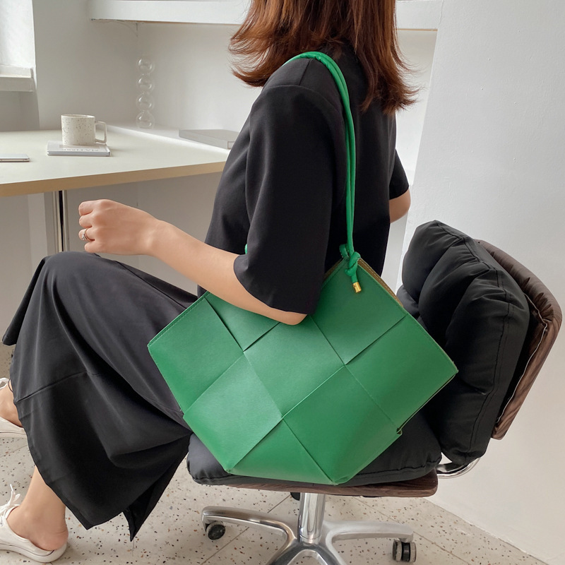 The 2022 new trendy and fashionable large-capacity single-shoulder underarm mother-and-child woven women's bag with a diamond-shaped grid pattern details Picture