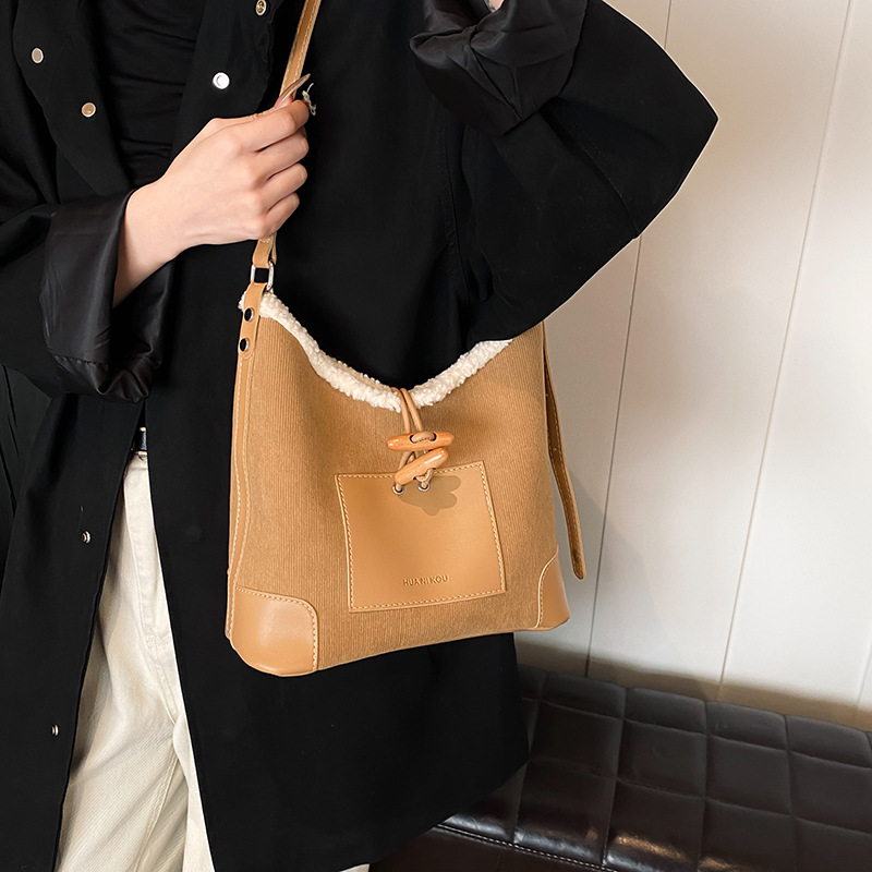 New underarm bucket bag 2025, retro, fashionable, casual, large-capacity single-shoulder bag, high-end, simple and versatile women's bag Application Scenario
