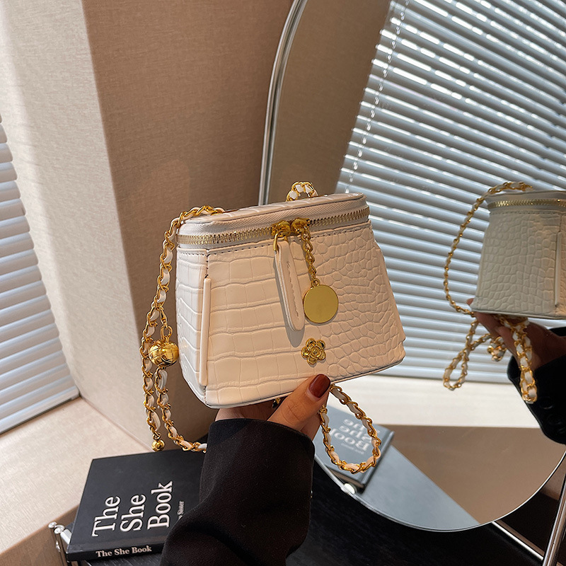 High-end small box bag for women 2023 new style fashionable crossbody bag, chain casual mini mouth red envelope mobile phone case full figure