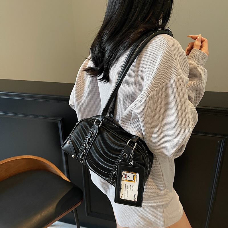 Stylish and high-end hand-held bowling bag for women, 2025 new style simple single-shoulder armpit bag, casual and versatile pillow bag Application Scenario