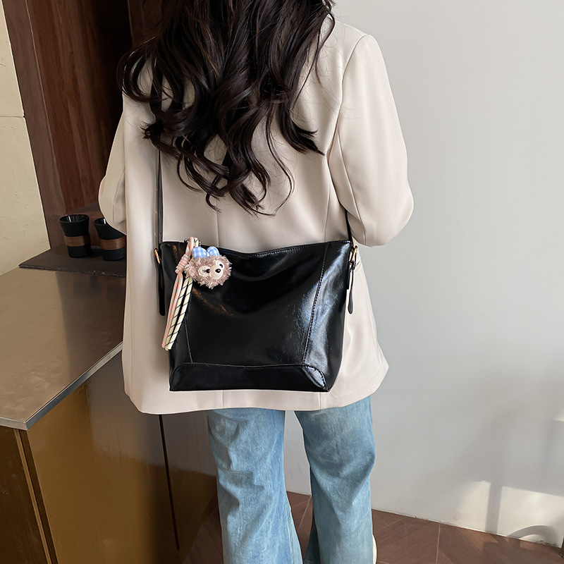Niche commuting bucket bag 2025 new retro oil wax leather crossbody bag, large-capacity commuting high-end tote bag details Picture