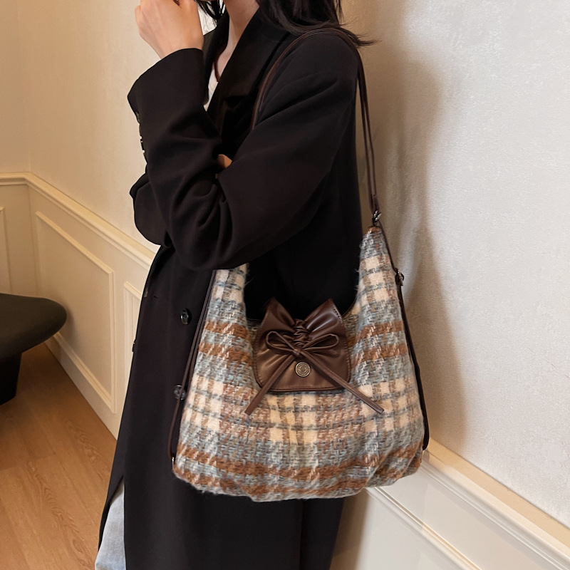 Large-capacity woolen women's backpack, 2024 new commuter fashion versatile backpack, crossbody bag, single-shoulder tote bag Application Scenario