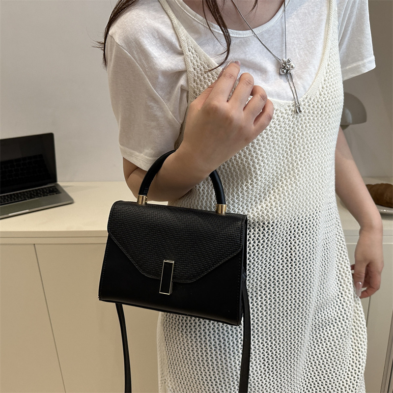 A casual and simple hand-held small square bag for women in the summer of 2025, a trendy and fashionable single-shoulder bag, a niche and retro crossbody bag Specification drawing