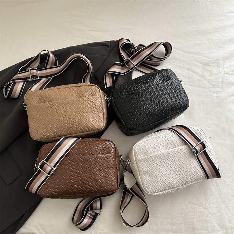The 2025 new style of fashionable woven pattern single-shoulder bag for women, a simple and small square bag with a trendy and niche design, is a crossbody bag for women Application Scenario