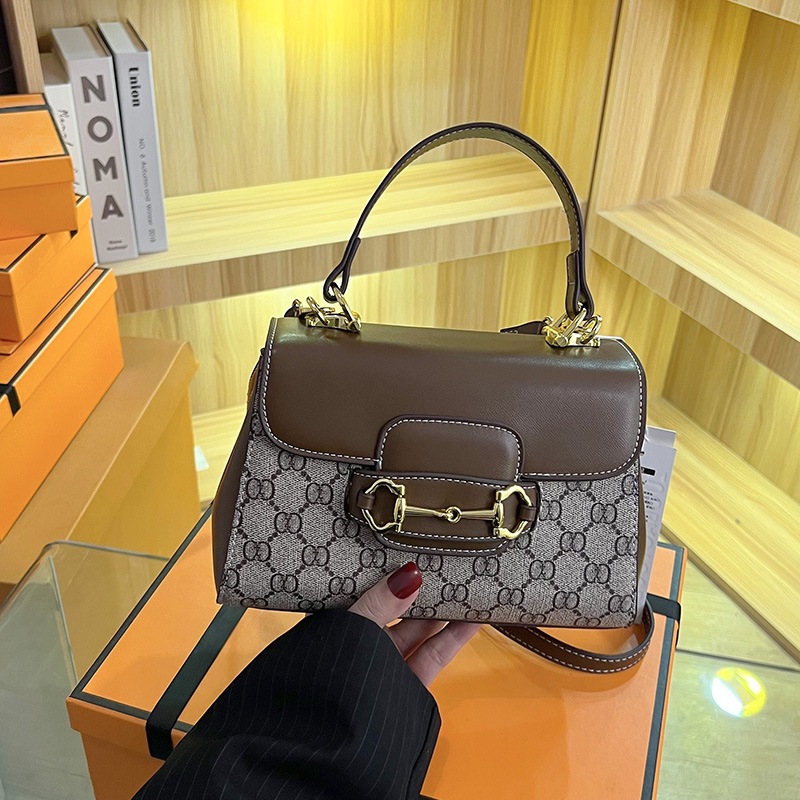 Cross-border saddle bag with horse bit buckle handbag 2024 new style high-end live-streaming stylish color contrast single-shoulder crossbody women's bag Application Scenario