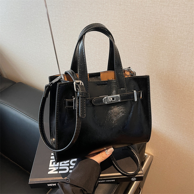 A stylish and casual tote bag 2025 new Korean style Instagram trendy and high-end briefcase for commuting single-shoulder Specification drawing