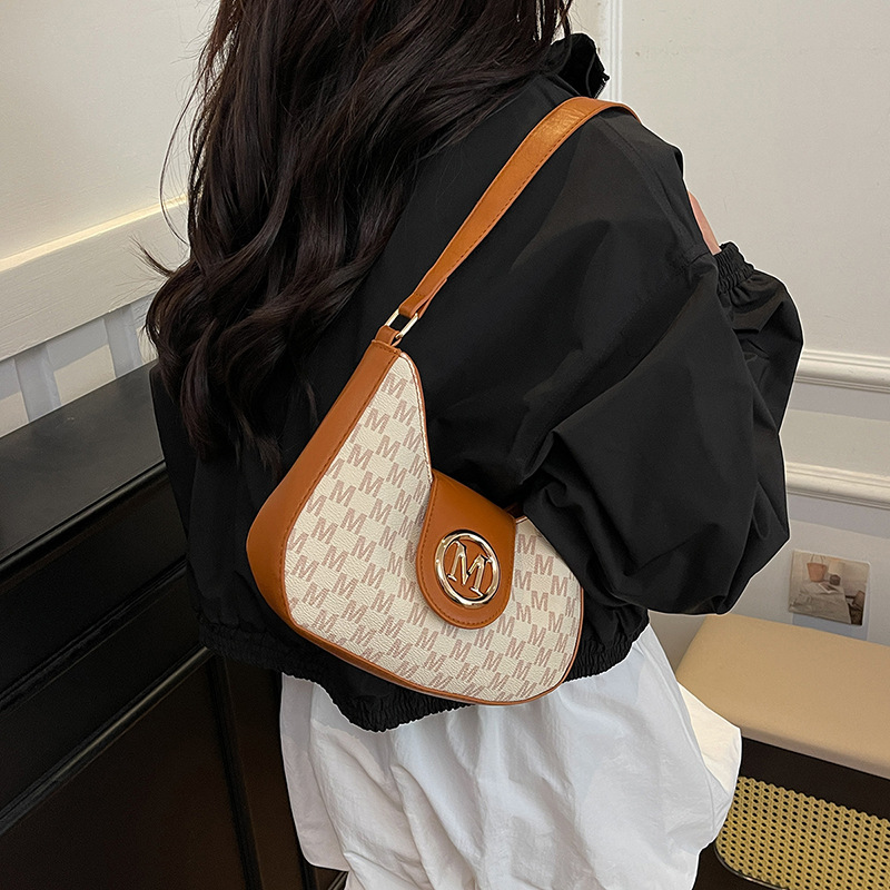 A new French niche printed underarm bag for women in spring 2025, a versatile and trendy single-shoulder bag for commuting details Picture