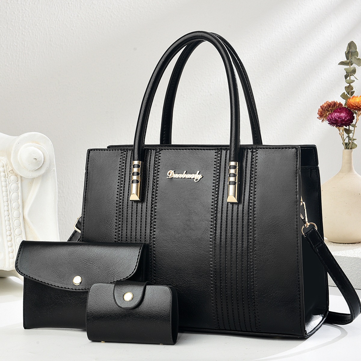 The 2025 new large-capacity red wedding bride handbag is a versatile and fashionable single-shoulder crossbody bag for mothers full figure