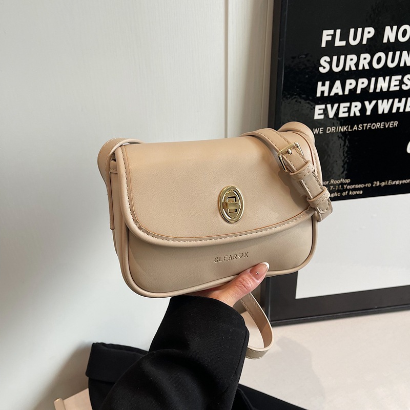 The new high-end, simple and casual single-shoulder bag of the fashionable saddle bag for women in 2025 features a niche design and is a versatile and trendy women's bag details Picture